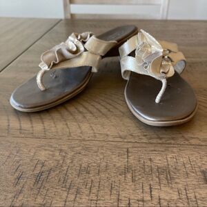 ‎Clarks Gold Thong Bendable Sandals, Size 9
